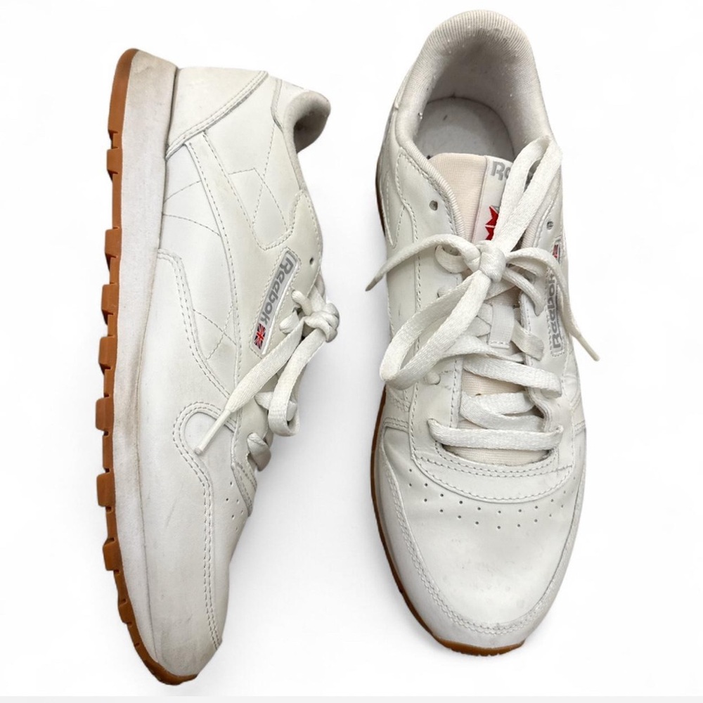 Reebok l Women's 10 Classic Leather shoe with a gum rubber outsole